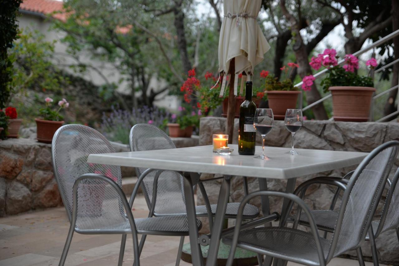 Apartments Palma & Pino Cres Exterior photo